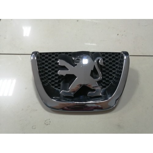 Эмблема решетки радиатора Peugeot 207 Эмблема решетки радиатора Peugeot 207